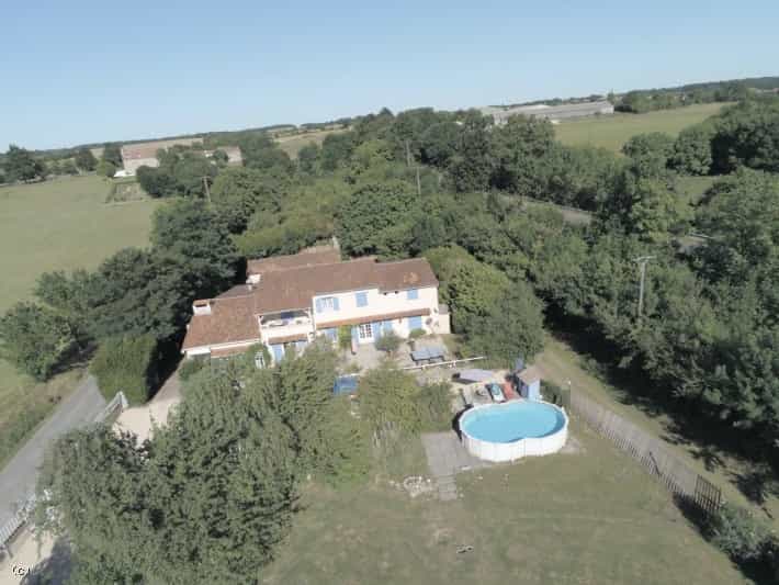 Huis in Verteuil-sur-Charente, Nouvelle-Aquitaine 10993931
