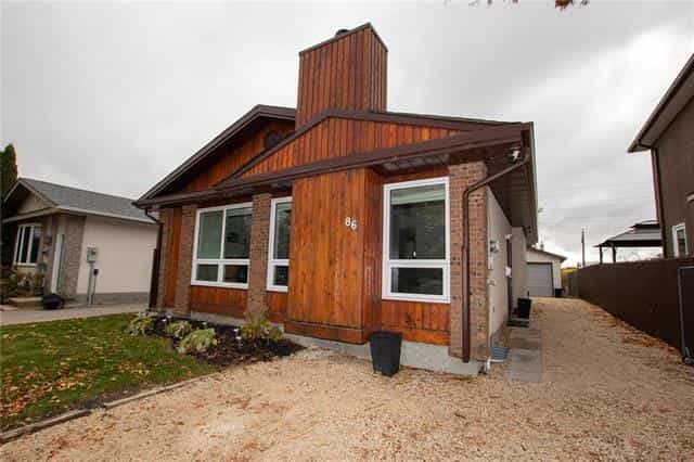 House in East Kildonan, Manitoba 10994438