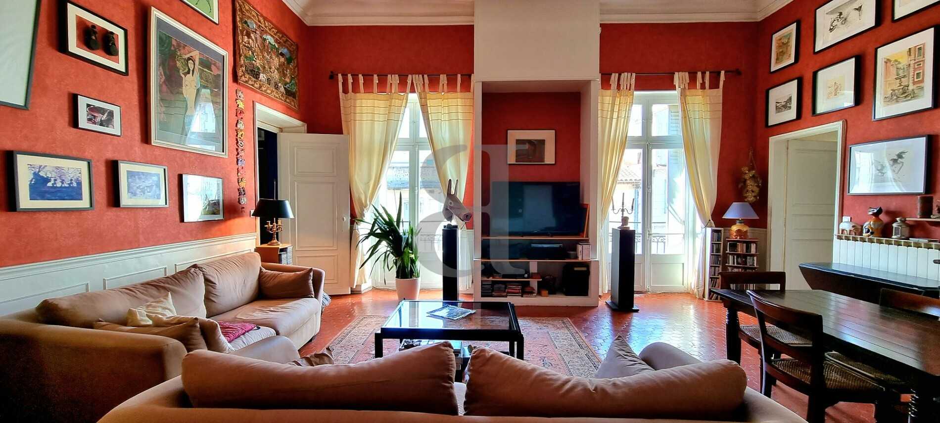 Condominium in Arles, Provence-Alpes-Cote d'Azur 10994594