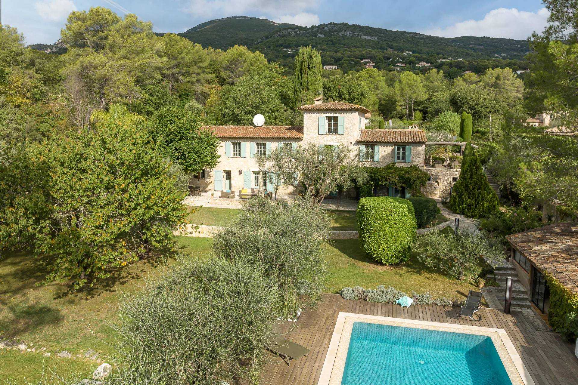 Rumah di Tourrettes-sur-Loup, Provence-Alpes-Cote d'Azur 10994777