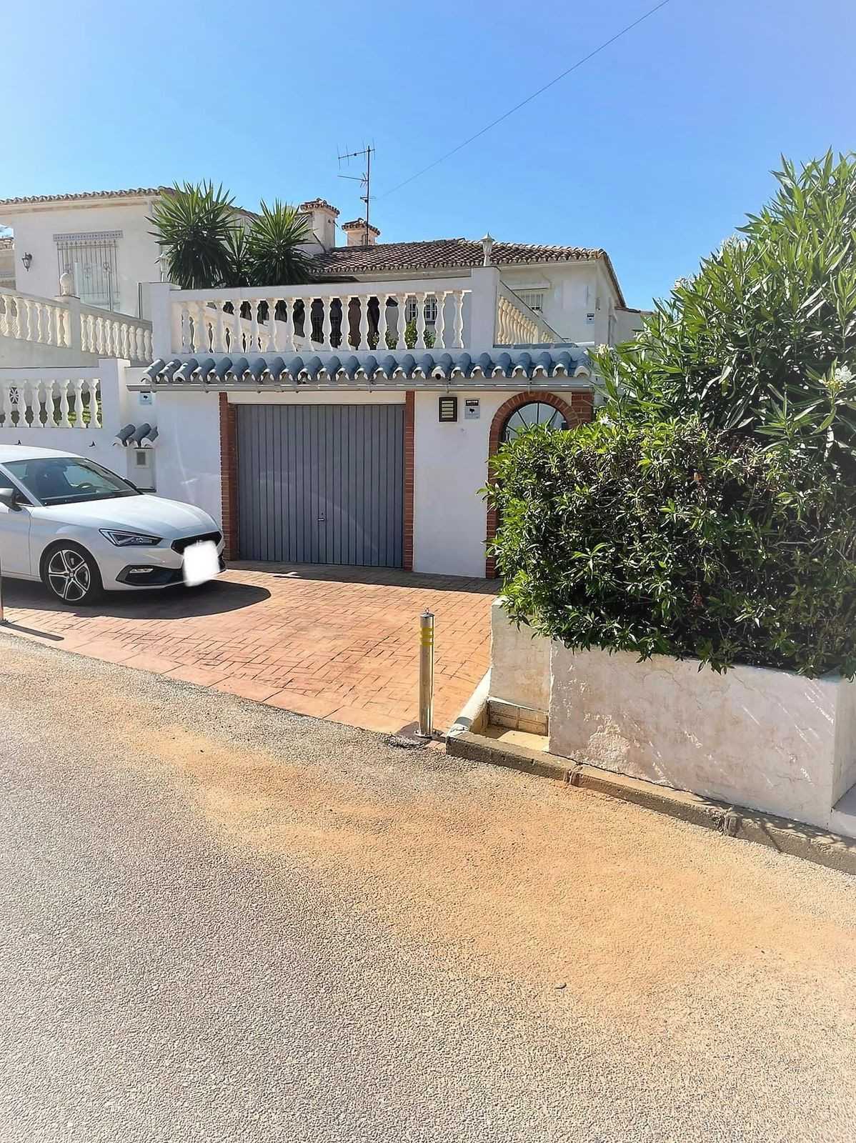 House in Fuengirola, Andalusia 10995253
