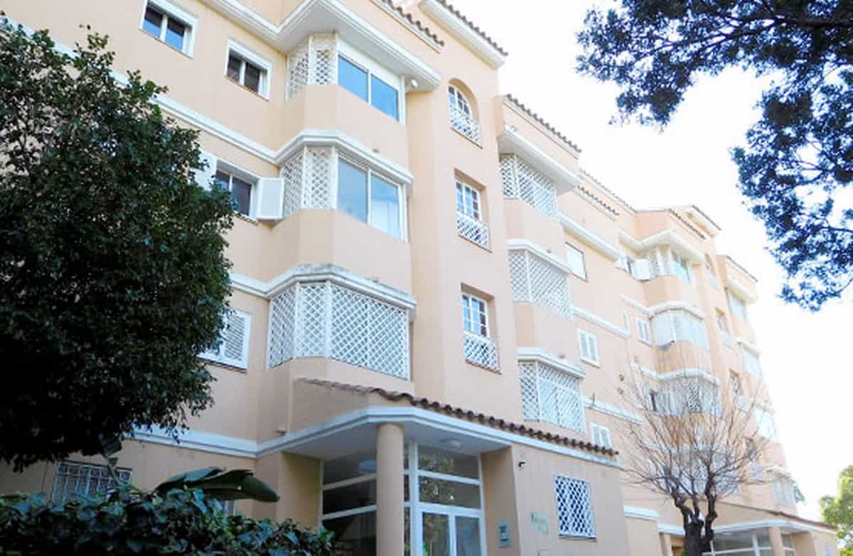 Condominium in Benahavis, Andalusia 10995282