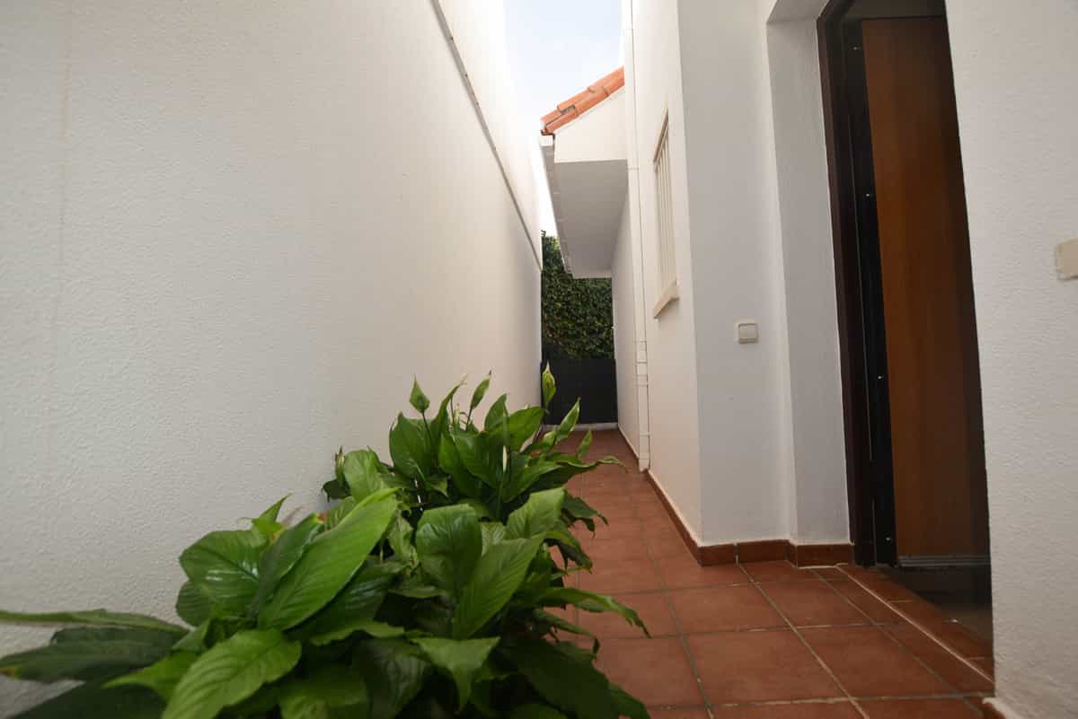 Condominium in Manilva, Andalusia 10995544