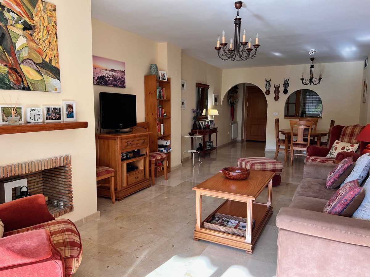 Condominium in Benahavis, Andalusia 10996844