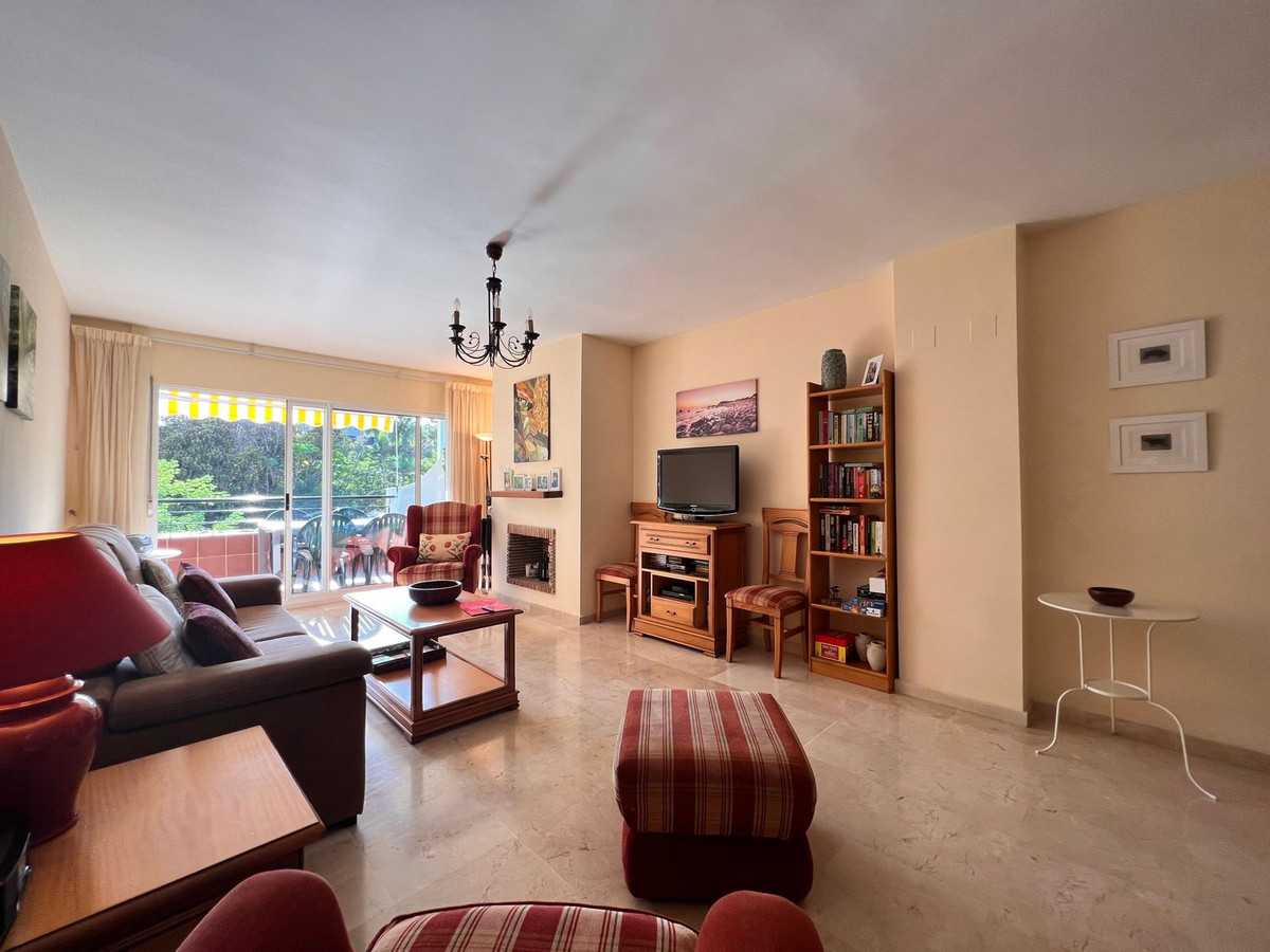 Condominium in Benahavis, Andalusia 10996844