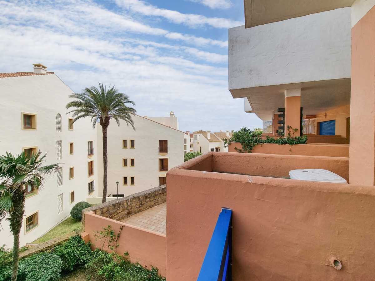 Condominium in Castillo de Sabinillas, Andalusië 10997777
