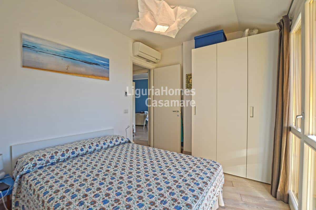 Condominium in Vallecrosia, Liguria 10998501