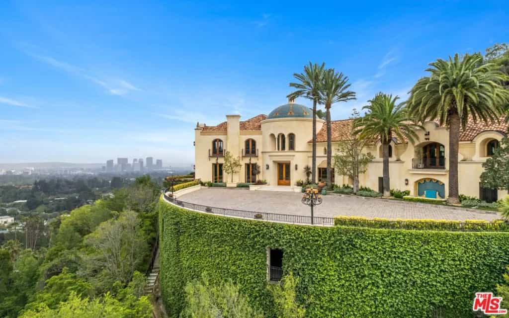 Condominium in Beverly Hills, California 10998629