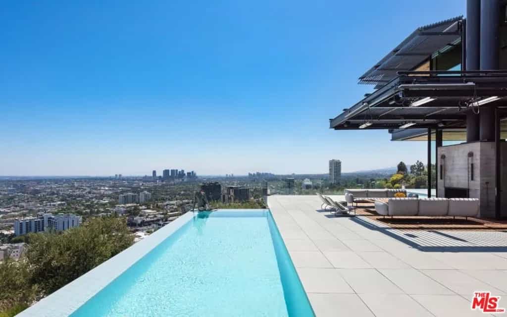 Condominium in Los Angeles, California 10998816