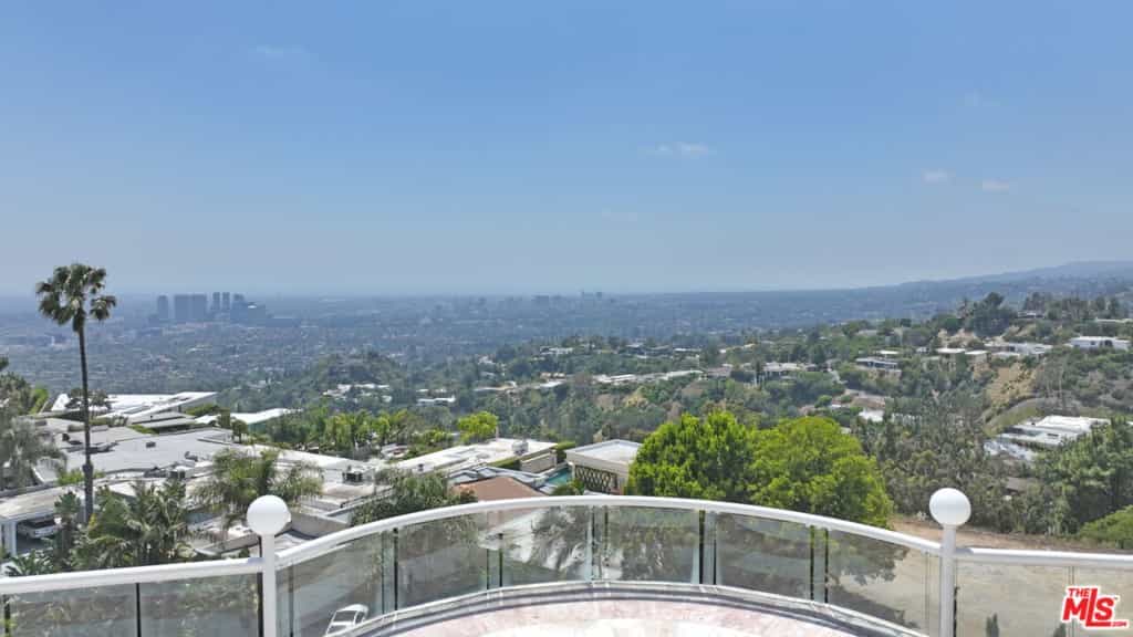 Condominium in Beverly Hills, California 10998857