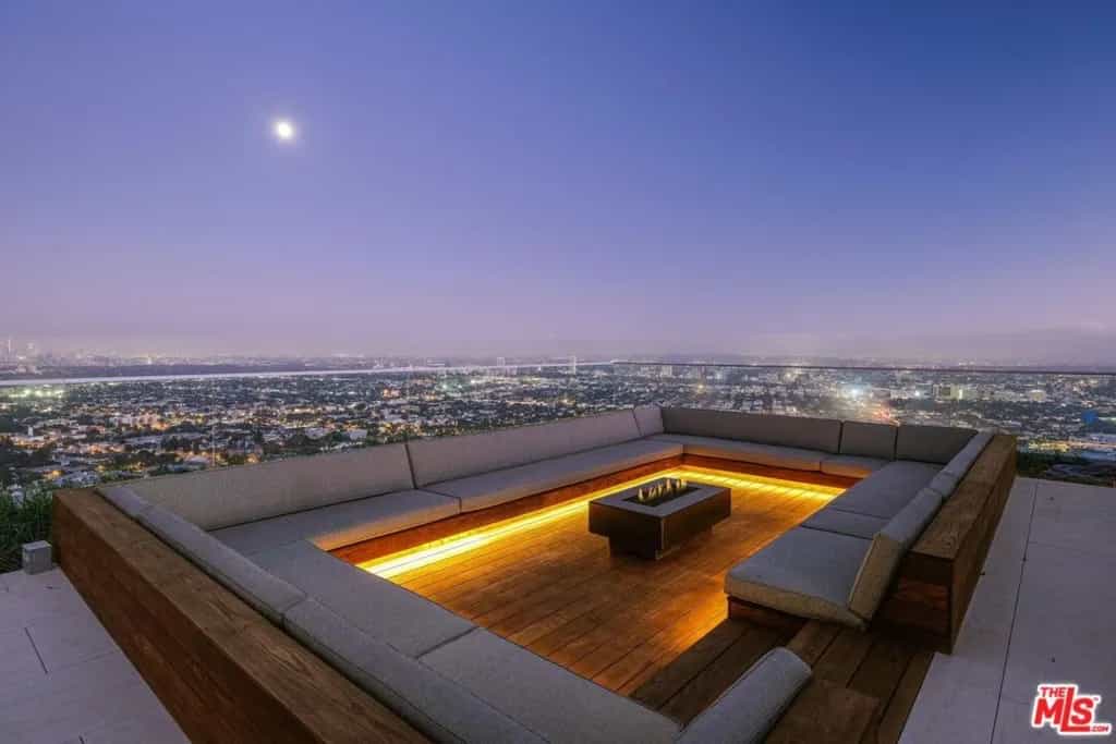 Condominium in Los Angeles, California 10998901