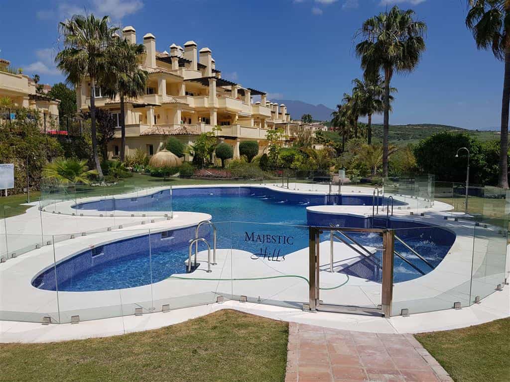 Condominium dans Casares, Andalusia 10998933