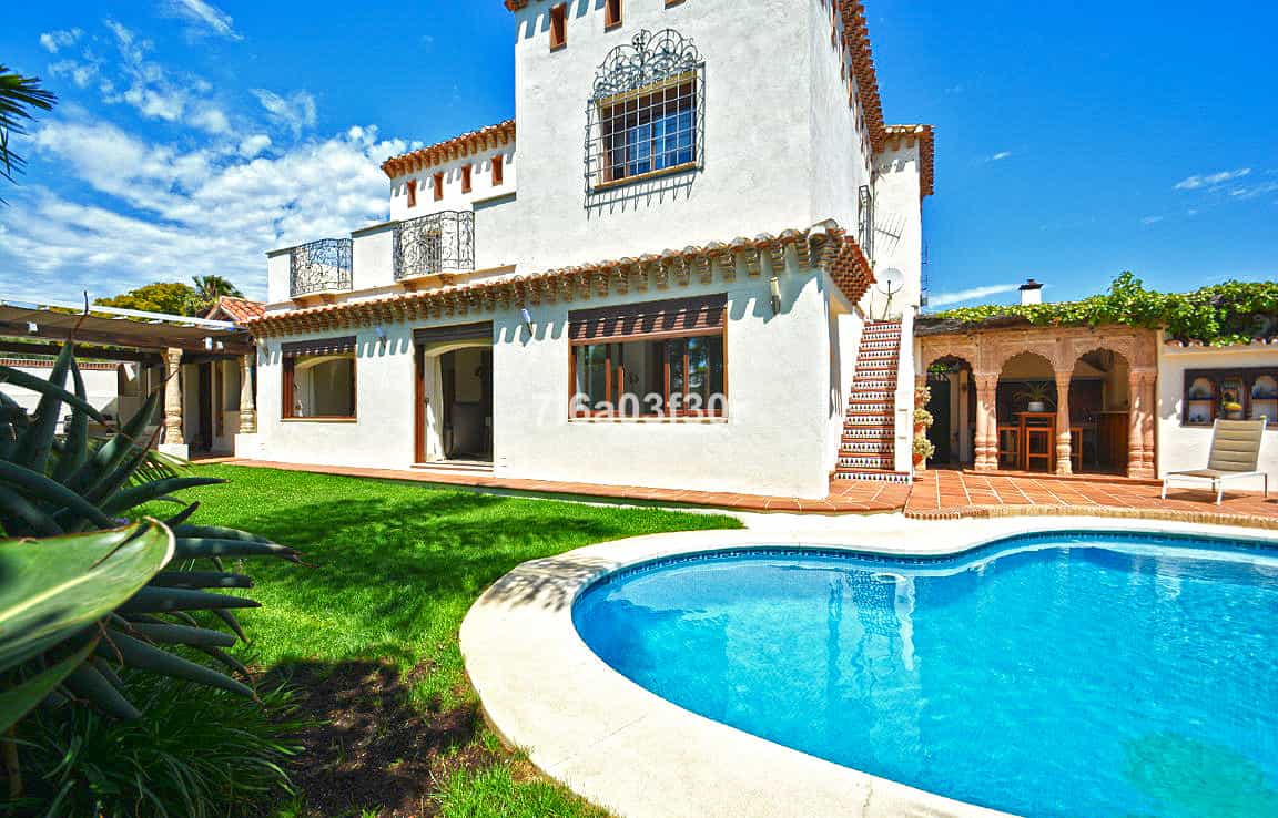 Rumah di San Pedro de Alcantara, Andalusia 10999552