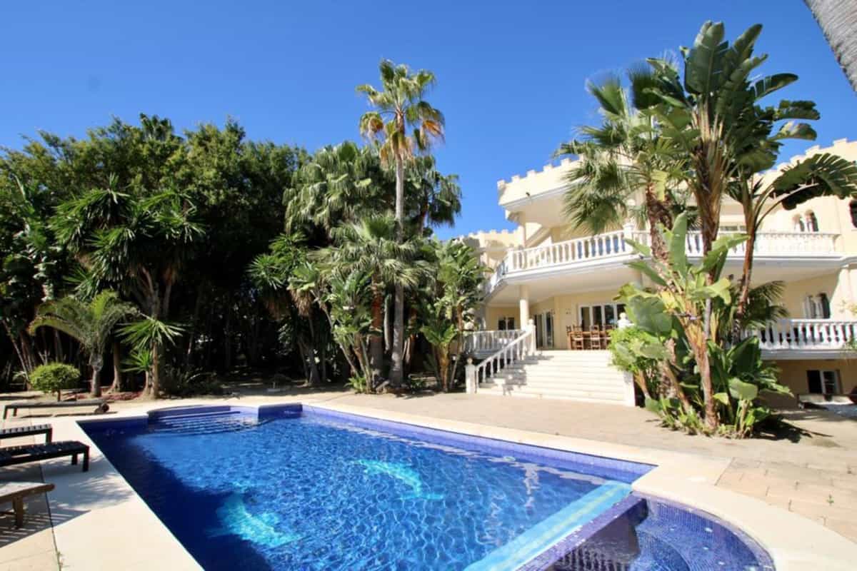 House in Marbella, Andalusia 11000925