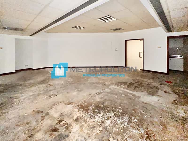 कार्यालय में फ़िरिज अल मुहदम, दुबई 11001100