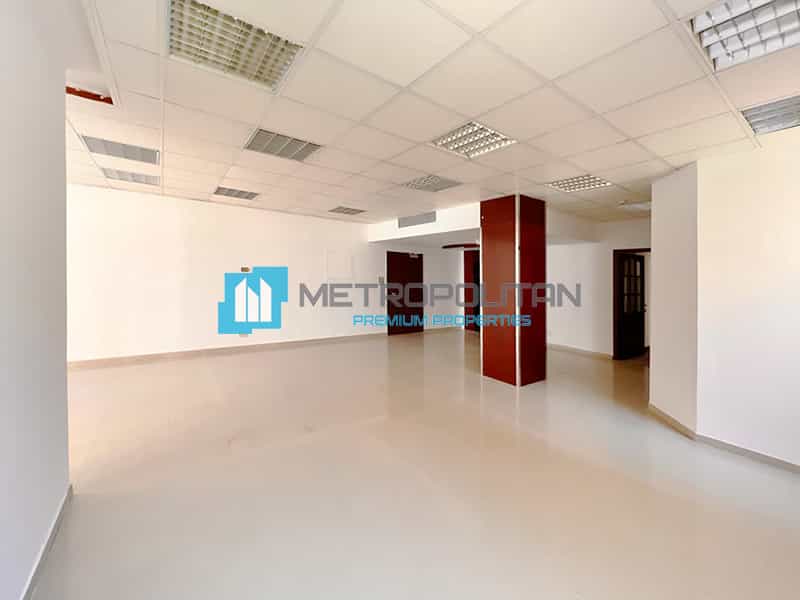 कार्यालय में फ़िरिज अल मुहदम, दुबई 11001100
