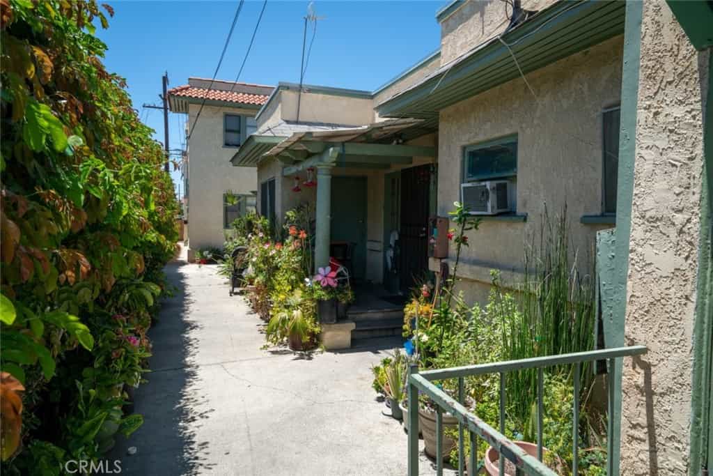 Condominium in Long Beach, California 11001945