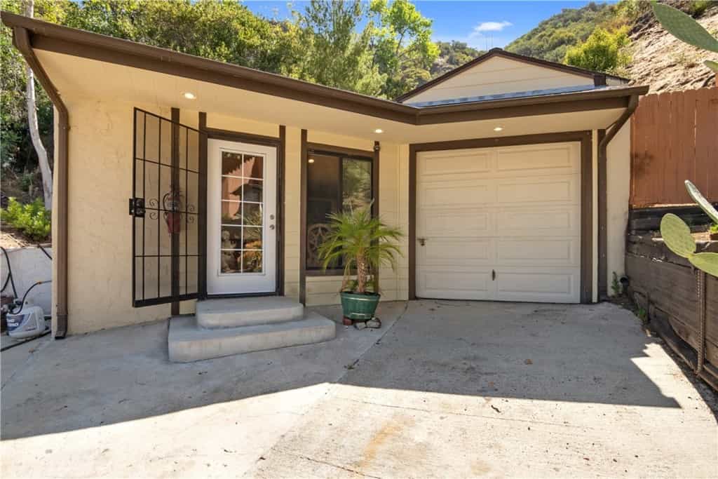 House in Calabasas, California 11002018