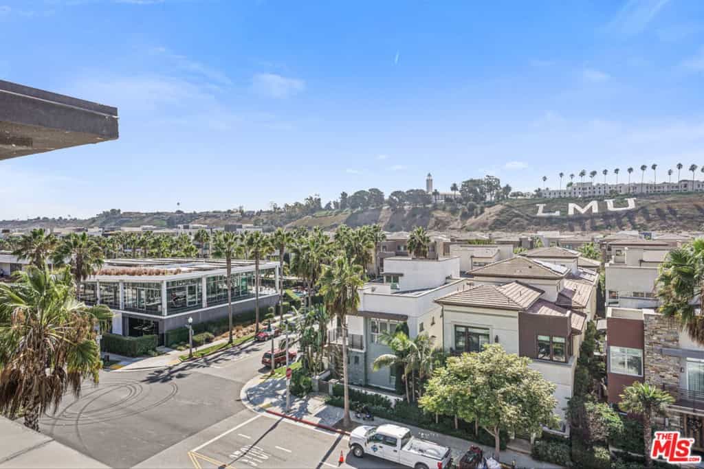 Condominium in Los Angeles, California 11002302