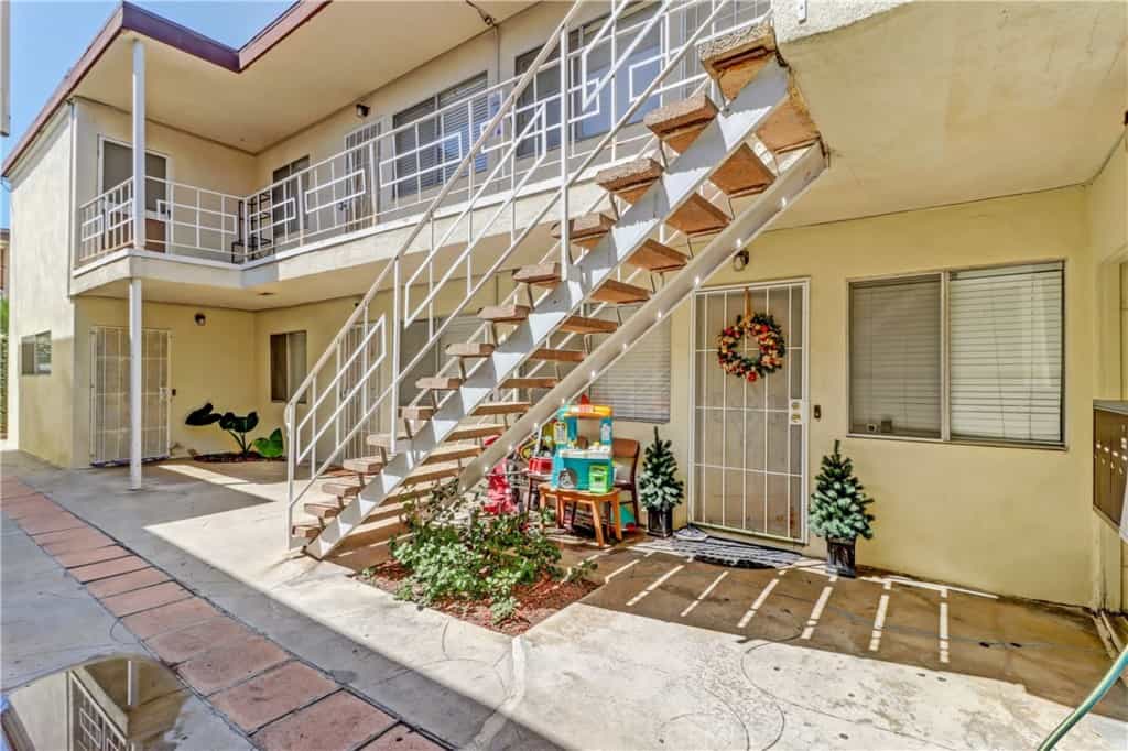 Condominium in Long Beach, California 11002607
