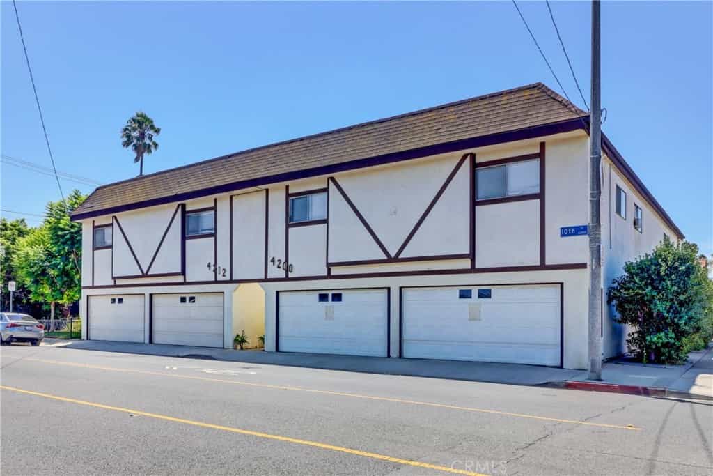 Condominium in Long Beach, California 11002607