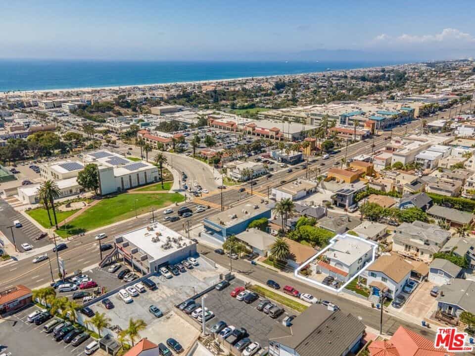 Condominium in Hermosa Beach, California 11002656