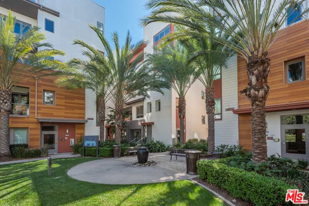 Condominium in Los Angeles, California 11003007