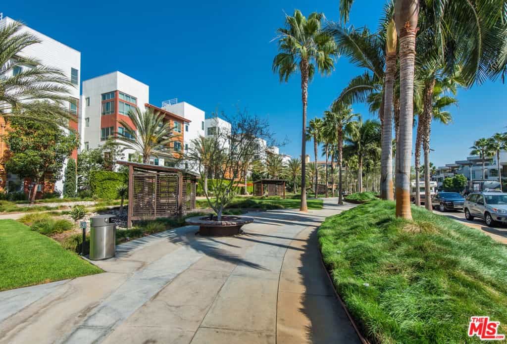Condominium in Los Angeles, California 11003007