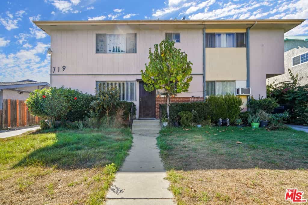 Condominium in Parklabrea, California 11003059