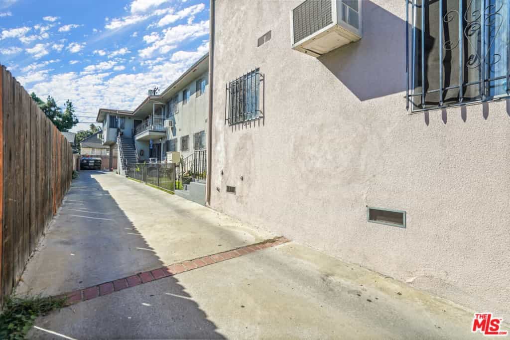 Condominium in Parklabrea, California 11003059