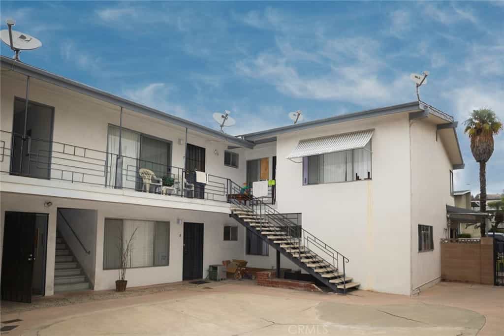 Condominium in West Whittier, California 11003125