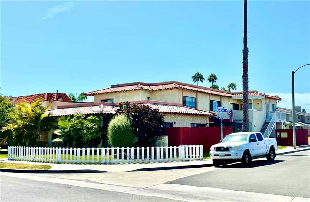 Condominium in Huntington Beach, California 11003283