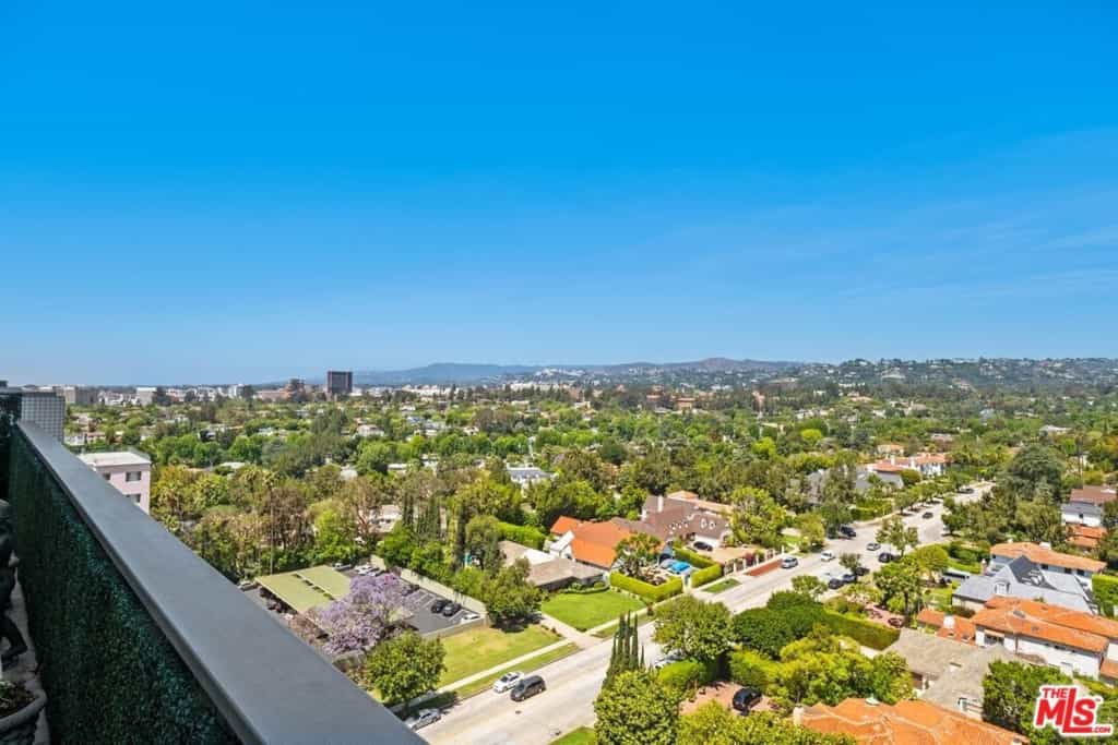 Condominium in Los Angeles, California 11003310