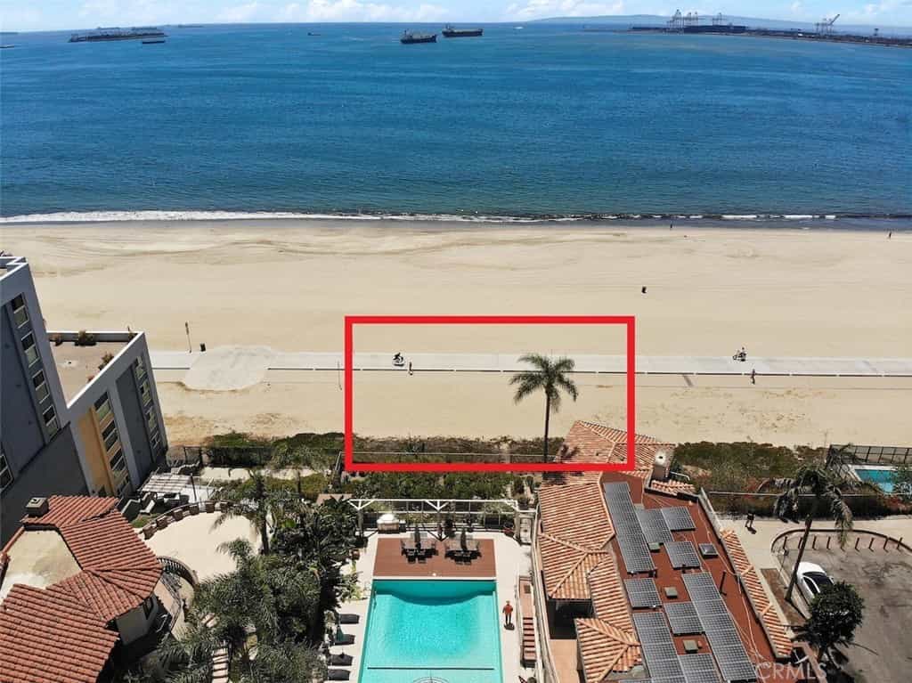 Condominium in Long Beach, California 11003335