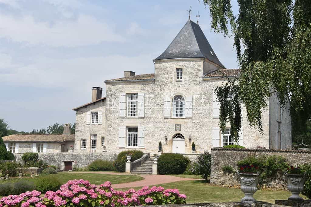 Rumah di Niort, Nouvelle-Aquitaine 11003689