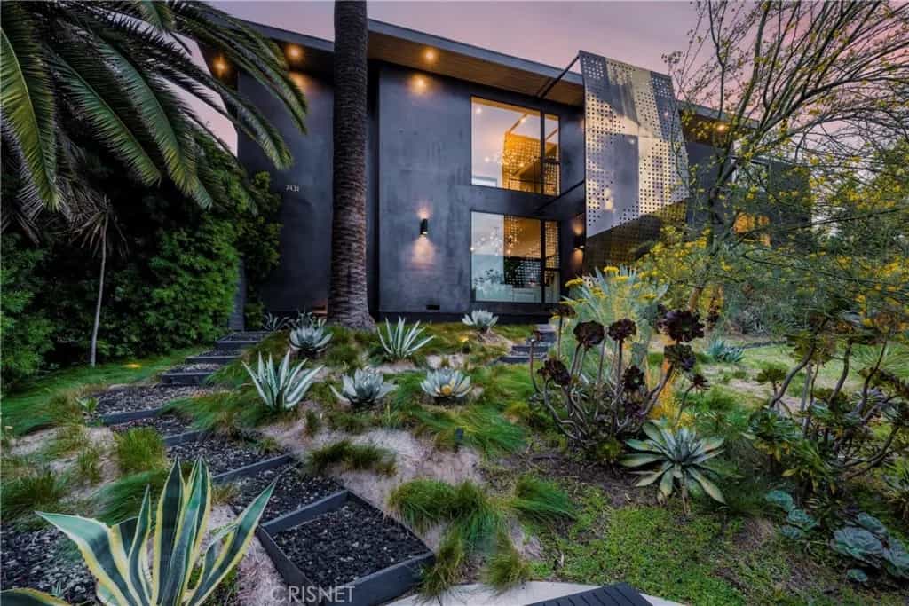 House in Los Angeles, California 11005400