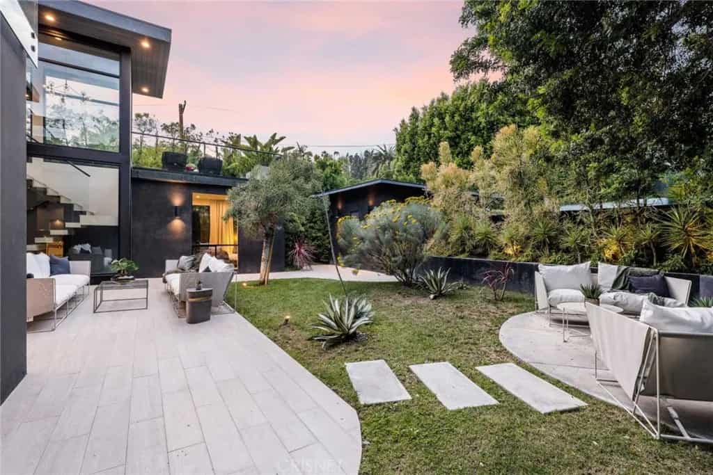 House in Los Angeles, California 11005400