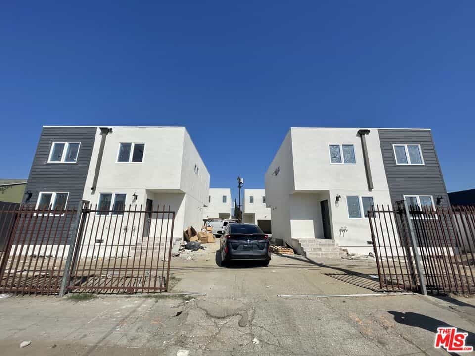 Condominium in Van Ness, California 11005775