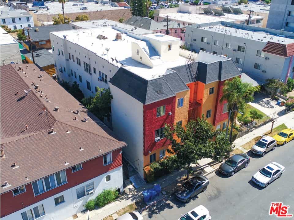 Condominium in Parklabrea, California 11005897