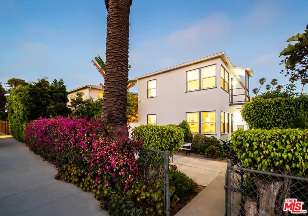 Condominium in Los Angeles, California 11005942