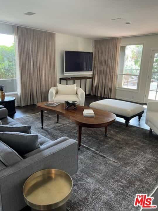 Condominium in Beverly Hills, California 11006006