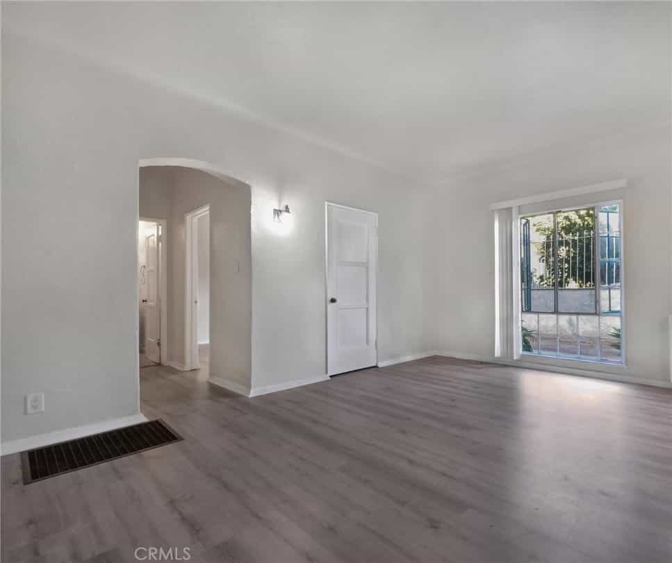 Condominium in Long Beach, California 11006043