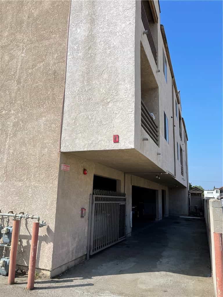 Condominium in Long Beach, California 11006288