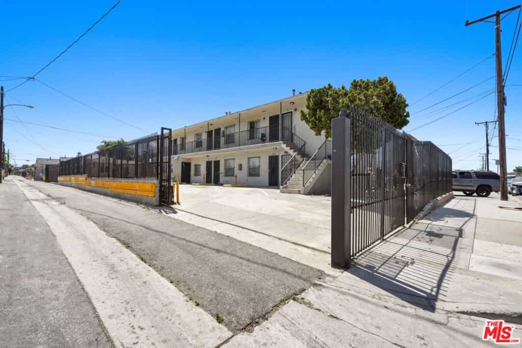 Condominium in Los Angeles, California 11006731
