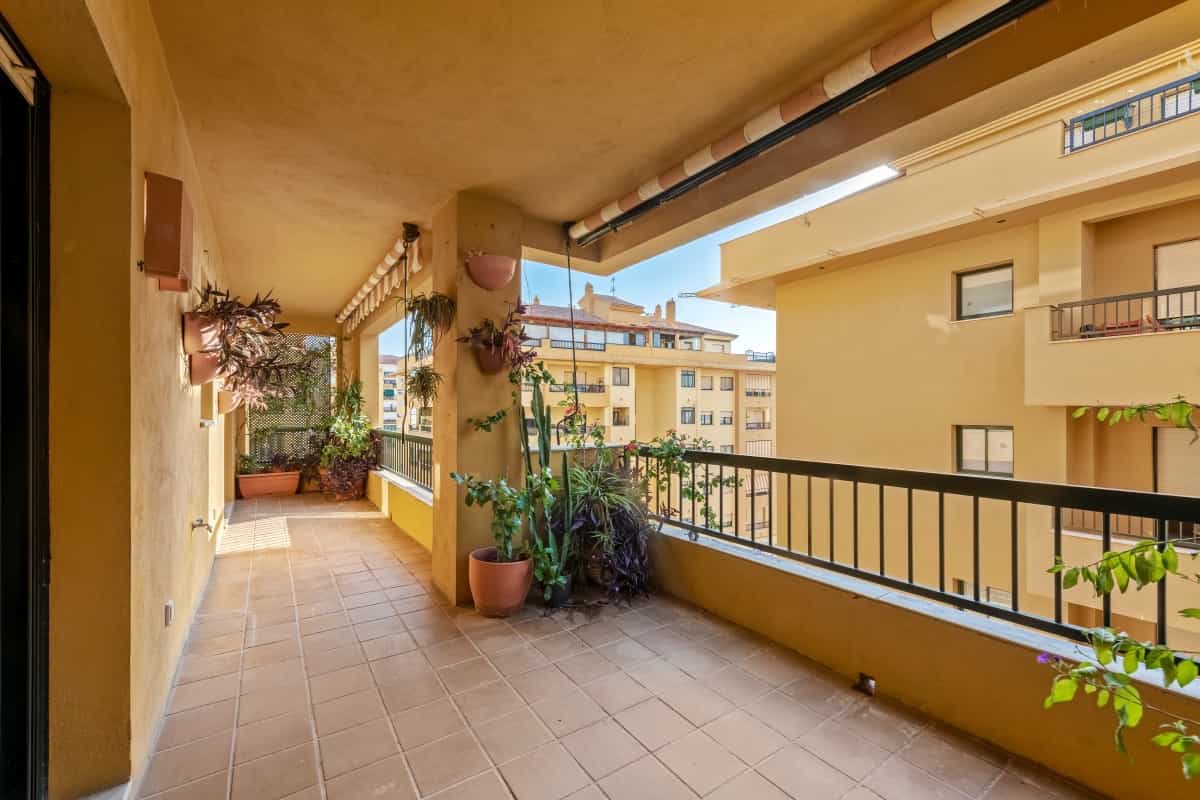 Condominium in San Pedro de Alcantara, Andalusia 11006826