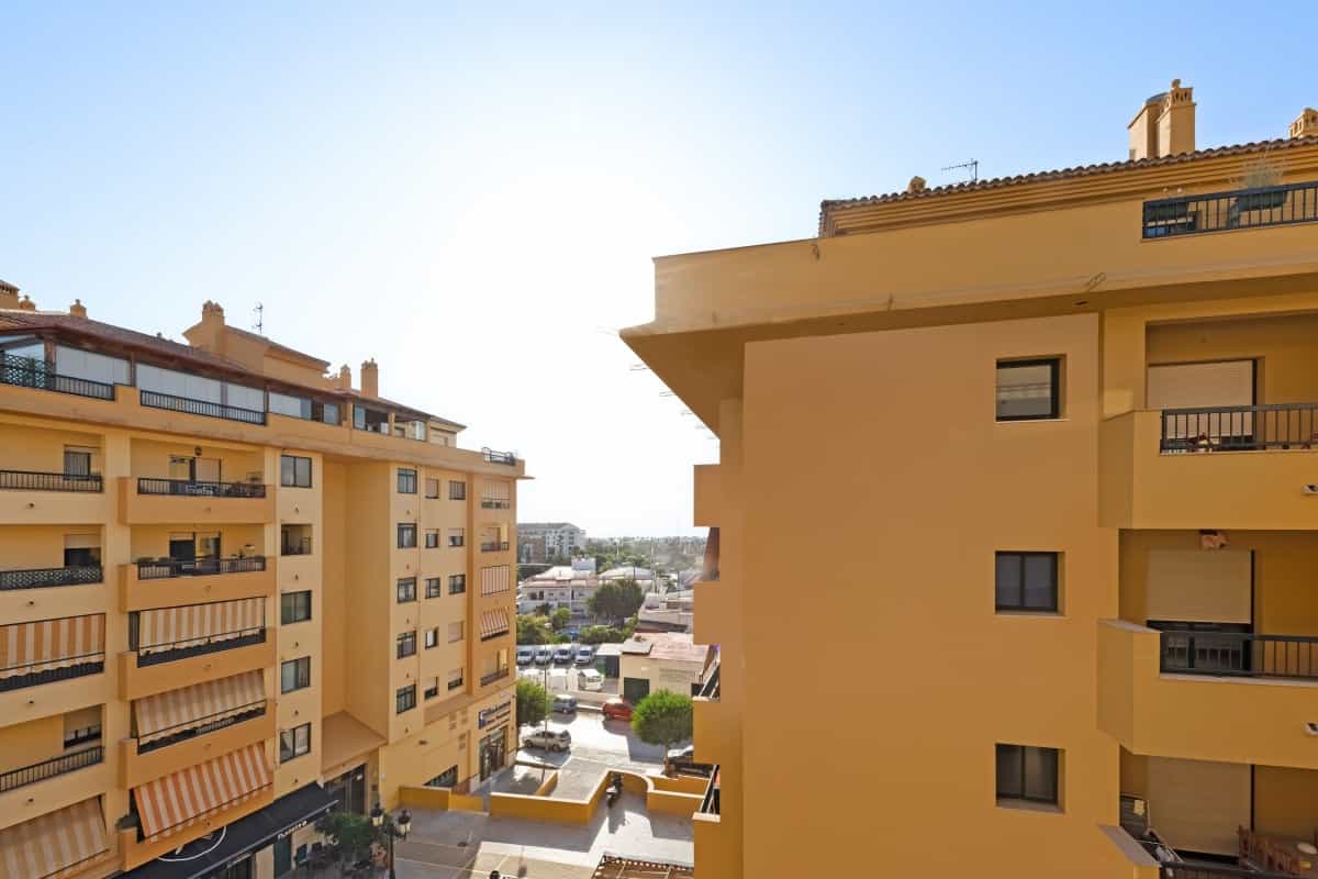 Condominium in San Pedro de Alcántara, Andalusia 11006826