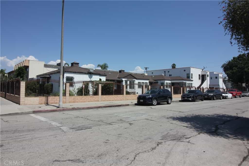 Condominium in Windsor Hills, California 11007006