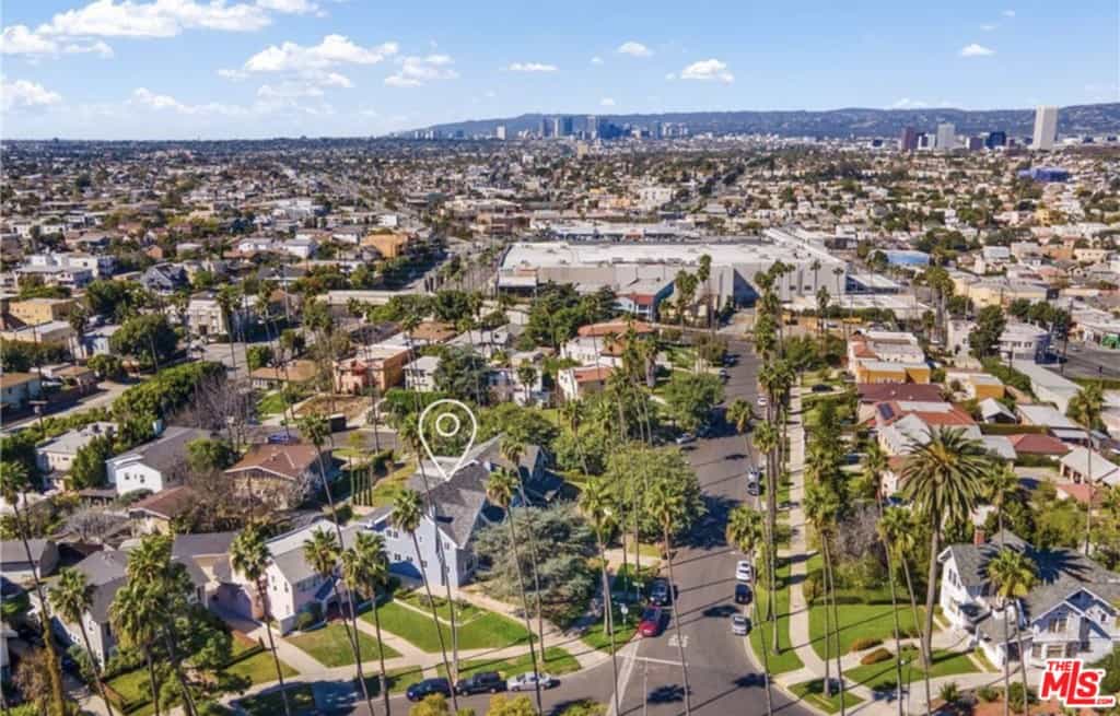Condominium in Parklabrea, California 11007315