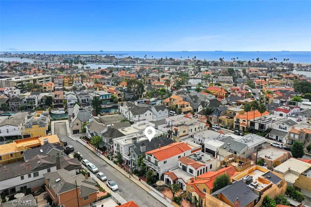 Condominium in Long Beach, California 11007340
