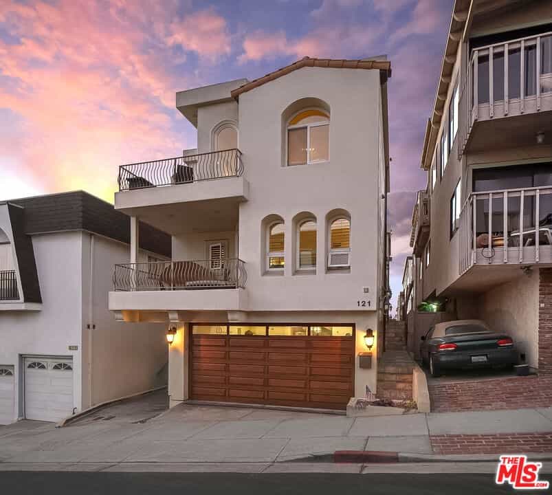Condominium in Manhattan Beach, California 11007408